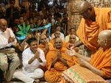 Swamishri bids Jai Swaminarayan to sadhus and devotees