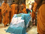 Sadhus honor Swamishri with a shawl
