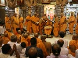 Swamishri bids Jai Swaminarayan to sadhus and devotees