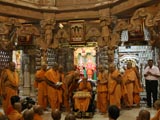 Swamishri bids Jai Swaminarayan to sadhus and devotees
