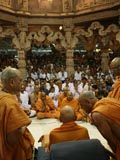 Swamishri bids Jai Swaminarayan to sadhus and devotees