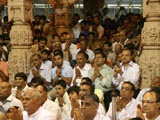 Swamishri bids Jai Swaminarayan to sadhus and devotees