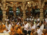 Devotees engaged in Swamishri's darshan
