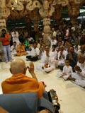 Swamishri bids Jai Swaminarayan to devotees beneath the mandir dome