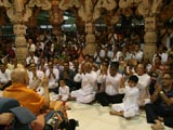 Swamishri bids Jai Swaminarayan to devotees beneath the mandir dome