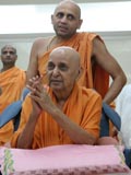 Swamishri bids Jai Swaminarayan to devotees
