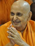 Swamishri bids Jai Swaminarayan to devotees