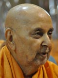 Swamishri bids Jai Swaminarayan to devotees