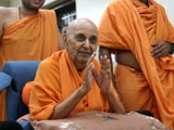 Swamishri bids Jai Swaminarayan to devotees