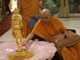 Swamishri engaged in darshan of Shri Nilkanth Varni 