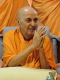 Swamishri bids Jai Swaminarayan to devotees