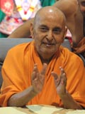 Swamishri bids Jai Swaminarayan to devotees