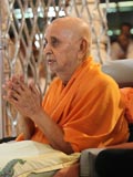 Swamishri engaged in darshan of Thakorji 
