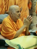 Swamishri bids Jai Swaminarayan to devotees