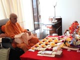 Swamishri performs his morning puja