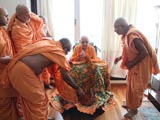 Sadhus honor Swamishri with garland and shawl