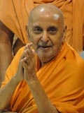 Swamishri bids Jai Swaminarayan to devotees