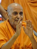 Swamishri bids Jai Swaminarayan to devotees
