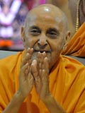 Swamishri blesses devotees