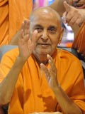 Swamishri blesses devotees