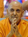 Swamishri bids Jai Swaminarayan to devotees