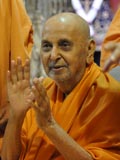 Swamishri blesses devotees