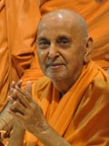 Swamishri bids Jai Swaminarayan to devotees
