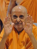 Swamishri blesses devotees