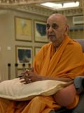 Swamishri engaged in abhishek darshan of Shri Nilkanth Varni