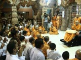 Swamishri bids Jai Swaminarayan to devotees