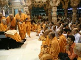 Swamishri bids Jai Swaminarayan to devotees