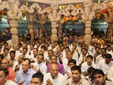 Devotees engaged in darshan of Swamishri