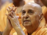 Swamishri bids Jai Swaminarayan