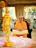 Swamishri's engaged in darshan of Shri Nilkanth Varni abhishek murti