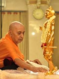 Swamishri's engaged in darshan of Shri Nilkanth Varni abhishek murti