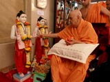 Swamishri performs murti-pratishtha rituals