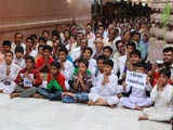Devotees engaged in Swamishri's darshan