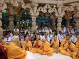 Devotees engaged in Swamishri's darshan