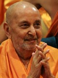  Swamishri bids Jai Swaminarayan to sadhus and devotees