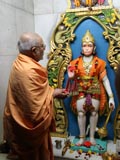 Pujya Kothari Swami performs pujan and arti of Shri Hanumanji 