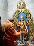  Pujya Kothari Swami performs pujan and arti of Shri Hanumanji 