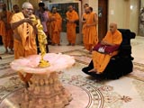  Swamishri engaged in darshan of Shri Nilkanth Varni abhishek murti