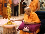  Swamishri engaged in darshan of Shri Nilkanth Varni abhishek murti