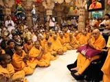  Swamishri bids Jai Swaminarayan to sadhus and devotees