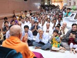  Swamishri bids Jai Swaminarayan to sadhus and devotees
