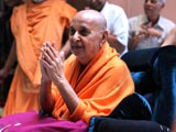  Swamishri bids Jai Swaminarayan to sadhus and devotees