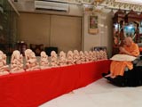 Swamishri performs pujan of murtis of Shri Ganeshji for the Ganesh Dwar in Mumbai