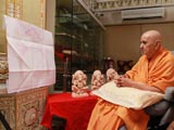 Swamishri performs pujan of murtis of Shri Ganeshji for the Ganesh Dwar in Mumbai