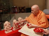 Swamishri performs pujan of murtis of Shri Ganeshji for the Ganesh Dwar in Mumbai