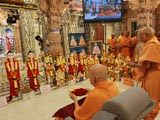 Swamishri performs murti-pratishtha rituals of all murtis